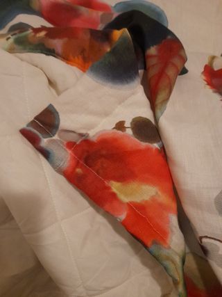 Colcha floral beige y multicolor