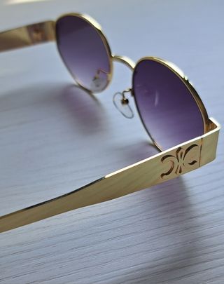 Gafas de sol doradas con lentes moradas