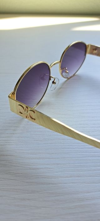 Gafas de sol doradas con lentes moradas