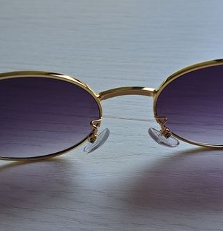 Gafas de sol doradas con lentes moradas