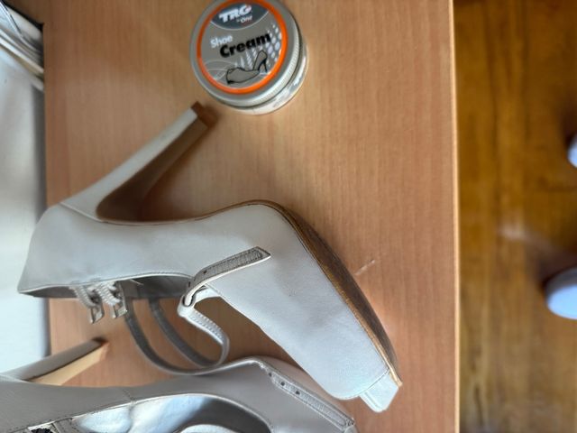 Zapatos de tacón blancos y dorados