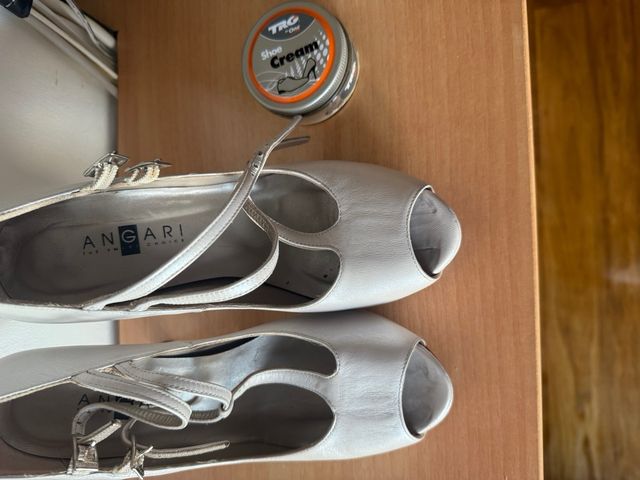 Zapatos de tacón blancos y dorados