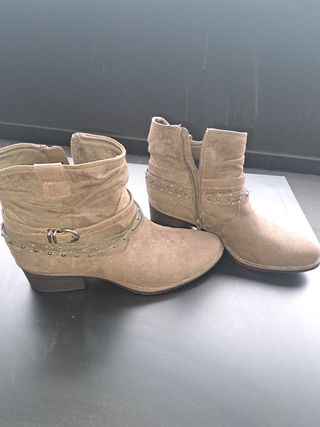Botines Beige con Tachuelas