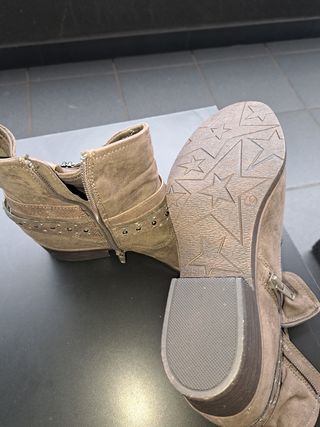 Botines Beige con Tachuelas
