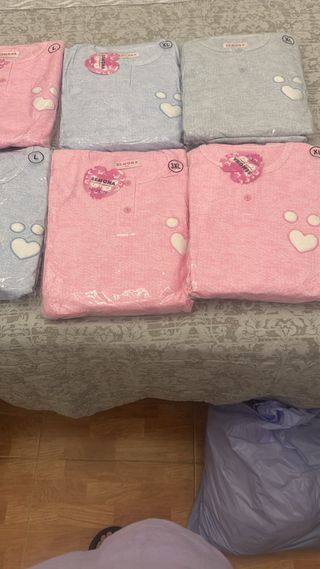 de pijamas  tengo 6 y de jerséis tengo 5