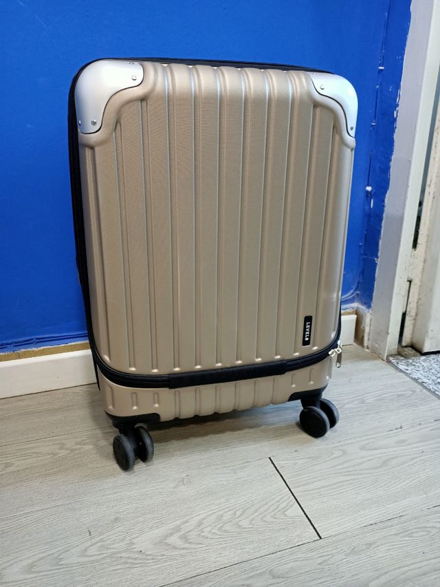 Maleta de viaje dorada y negra