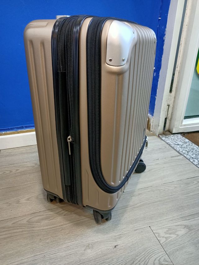 Maleta de viaje dorada y negra