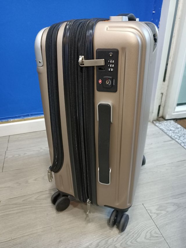 Maleta de viaje dorada y negra