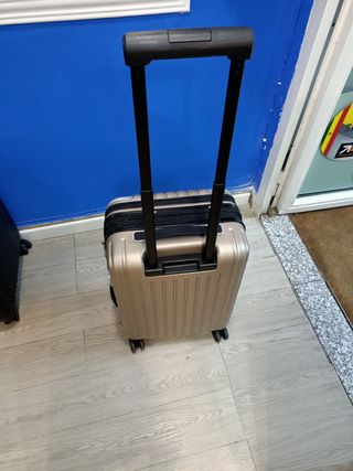 Maleta de viaje dorada y negra