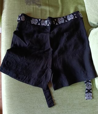 Pantalón corto Desigual negro con cinturón