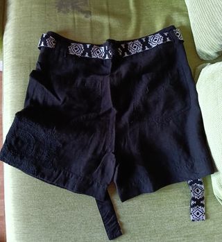 Pantalón corto Desigual negro con cinturón