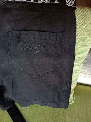 Pantalón corto Desigual negro con cinturón