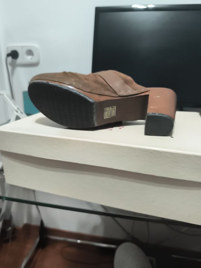 Zuecos piel marrón chocolate tacón