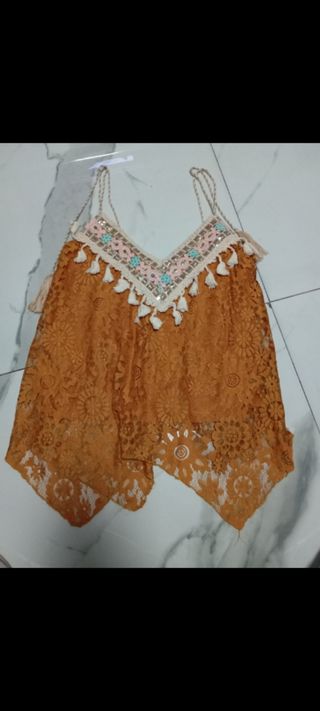 Blusa dorada con detalles