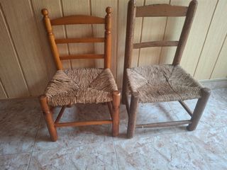 Sillitas antiguas de madera y esparto