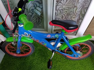 Bici infantil azul con ruedas verdes