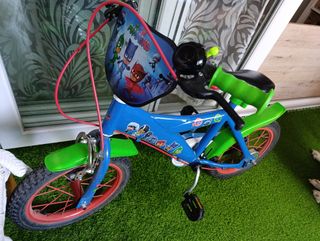 Bici infantil azul con ruedas verdes