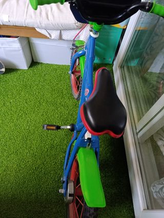 Bici infantil azul con ruedas verdes
