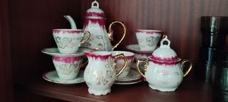 Juego de café de porcelana con detalles dorados