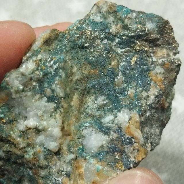 Malachite con calcopirite su quarzo