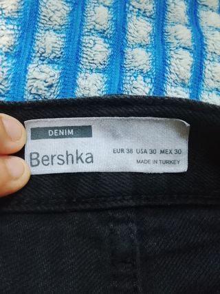 Pantalón vaquero del Bershka negro talla 38