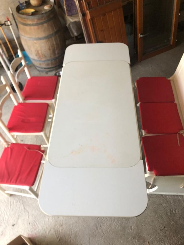 Mesa con banco y sillas