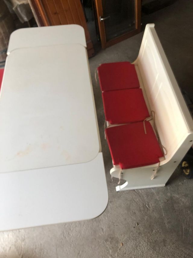 Mesa con banco y sillas