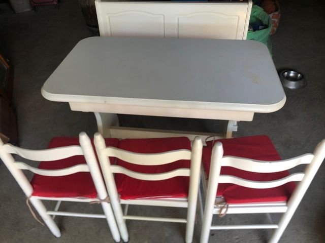 Mesa con banco y sillas