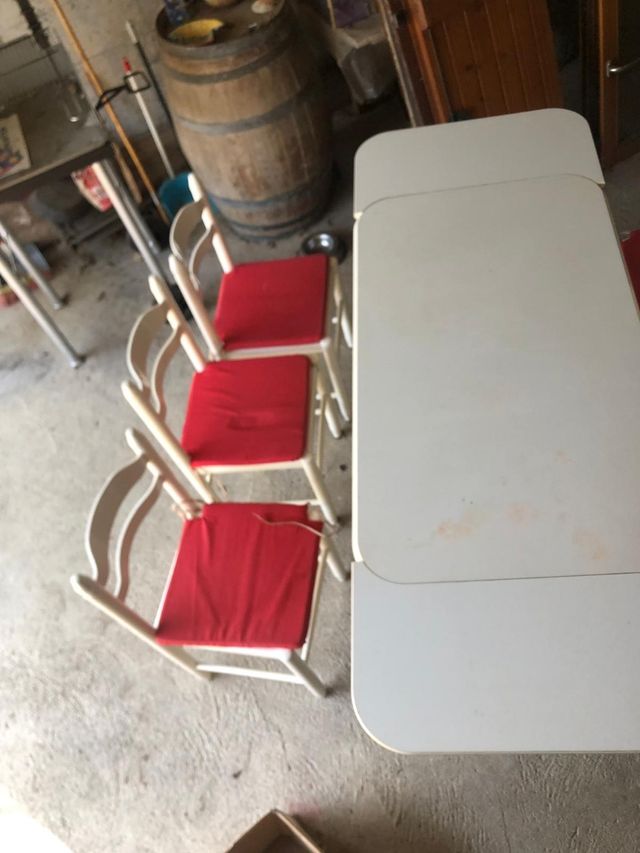 Mesa con banco y sillas