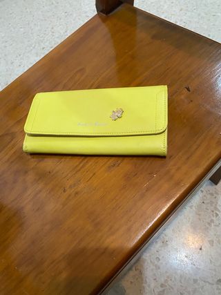 Cartera amarilla con flor