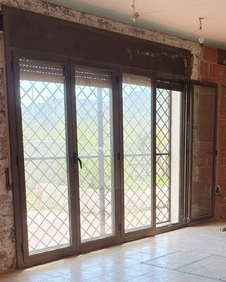 Puerta balconera de aluminio 288x 212