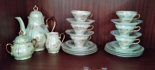 Juego de café de porcelana con detalles dorados