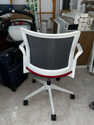 Silla de oficina roja y negra