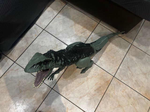 Dinosaurio de juguete verde