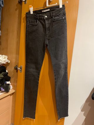 Pantalón pitillo negro Zara