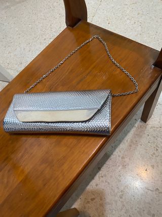 Bolso de fiesta plateado con cadena