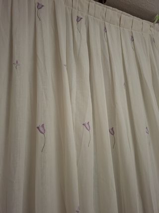 Cortina con detalles malva,medidas 1.60 ancho.