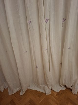 Cortina con detalles malva,medidas 1.60 ancho.