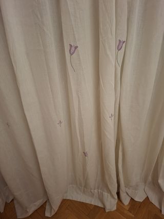 Cortina con detalles malva,medidas 1.60 ancho.