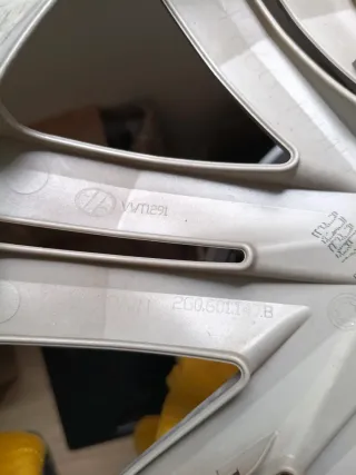 4 Tapacubos VW Polo R14