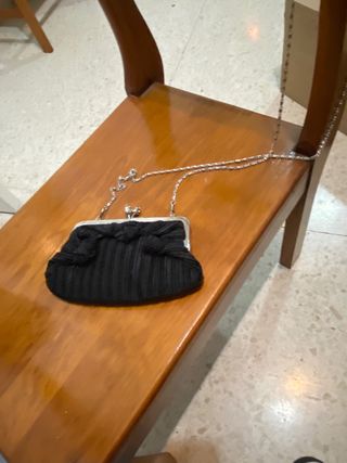 Cartera de mano negra con cadena