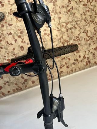 Bicicleta de montaña roja Megamo