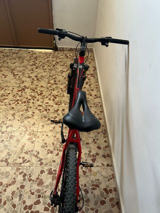 Bicicleta de montaña roja Megamo