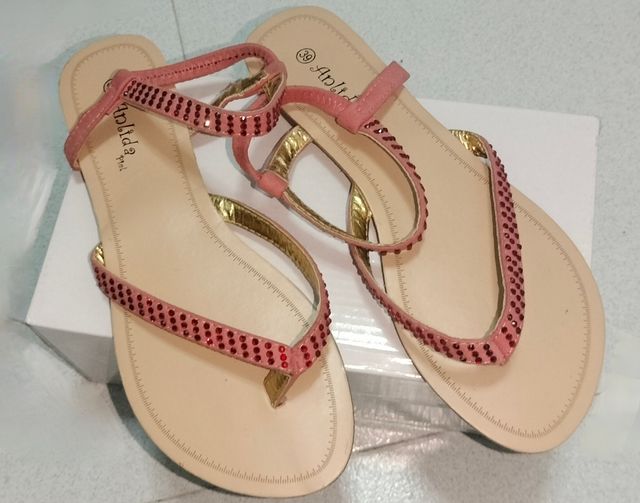 Sandalias Rosadas con Detalles Dorados