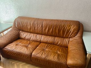 Sofá de cuero marrón