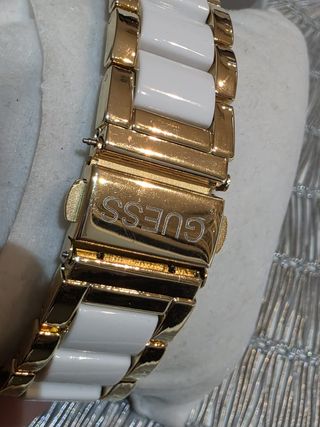 Reloj Guess Dorado y Blanco con Cristales