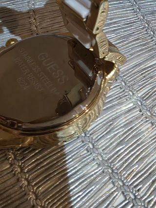 Reloj Guess Dorado y Blanco con Cristales