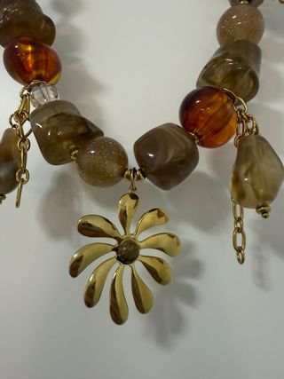 Collar elegante con cuentas de ámbar y flor