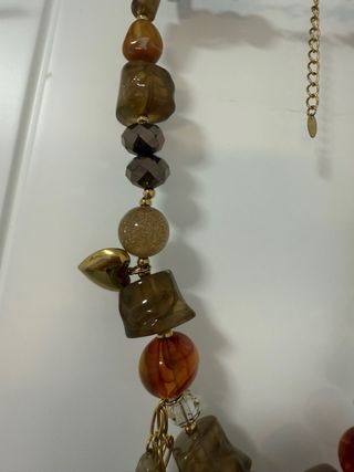 Collar elegante con cuentas de ámbar y flor