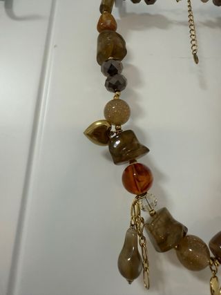 Collar elegante con cuentas de ámbar y flor